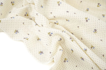 Image de mousseline de coton avec de petites fleurs et des pois – disponible en ligne chez Charlotte Fabrics