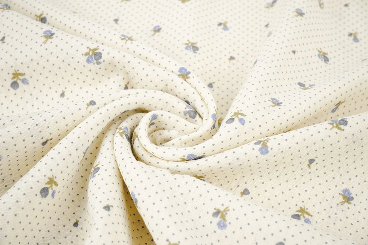 Image de mousseline de coton avec de petites fleurs et des pois – disponible en ligne chez Charlotte Fabrics