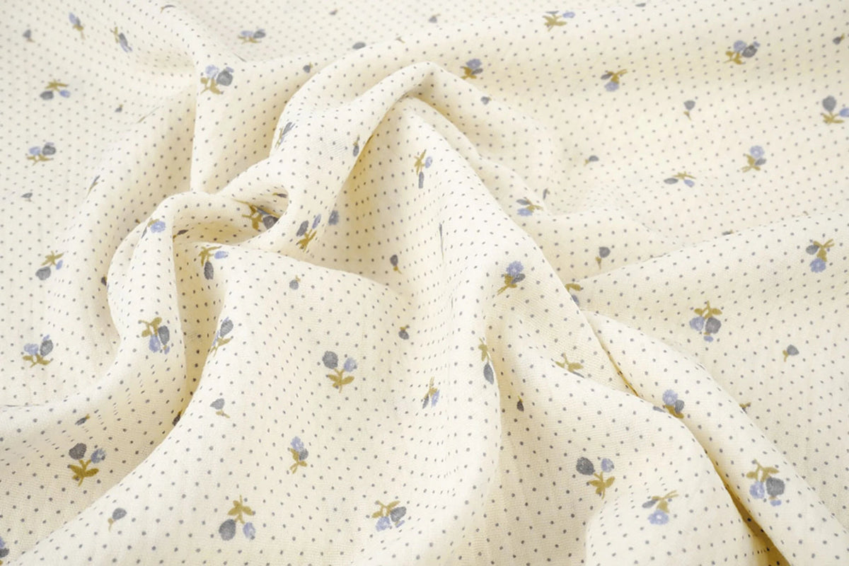 Image de mousseline de coton avec de petites fleurs et des pois – disponible en ligne chez Charlotte Fabrics