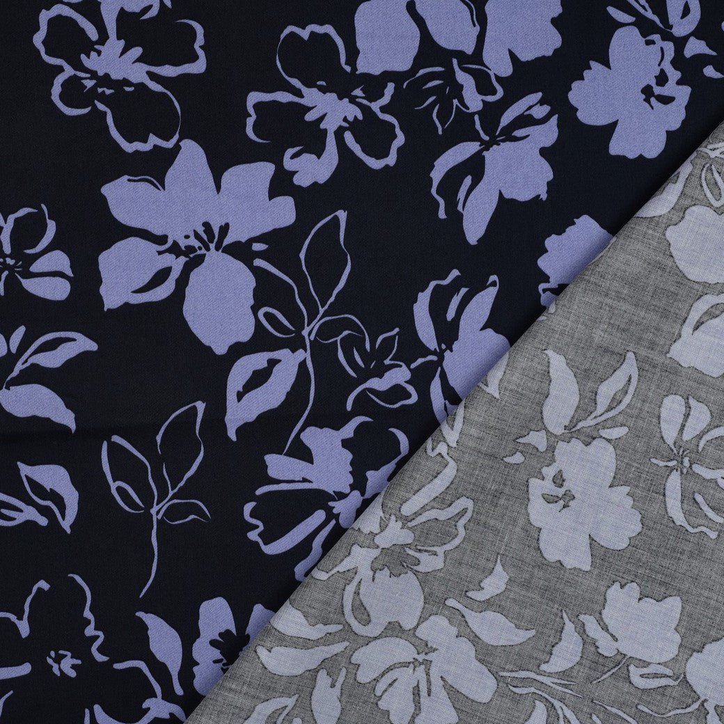 Image d’un tissu en satin de coton à motif floral 115 g/m² – disponible chez Šarlotes audumi