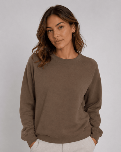 Image de jersey matelassé en coton – brun noyer, disponible en ligne chez Šarlotes audumi