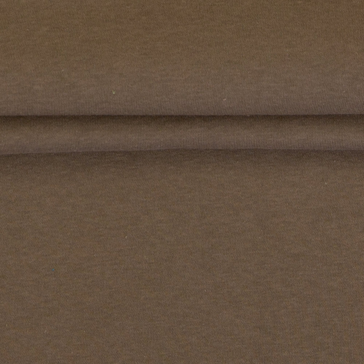 Image de jersey matelassé en coton – brun noyer, disponible en ligne chez Šarlotes audumi