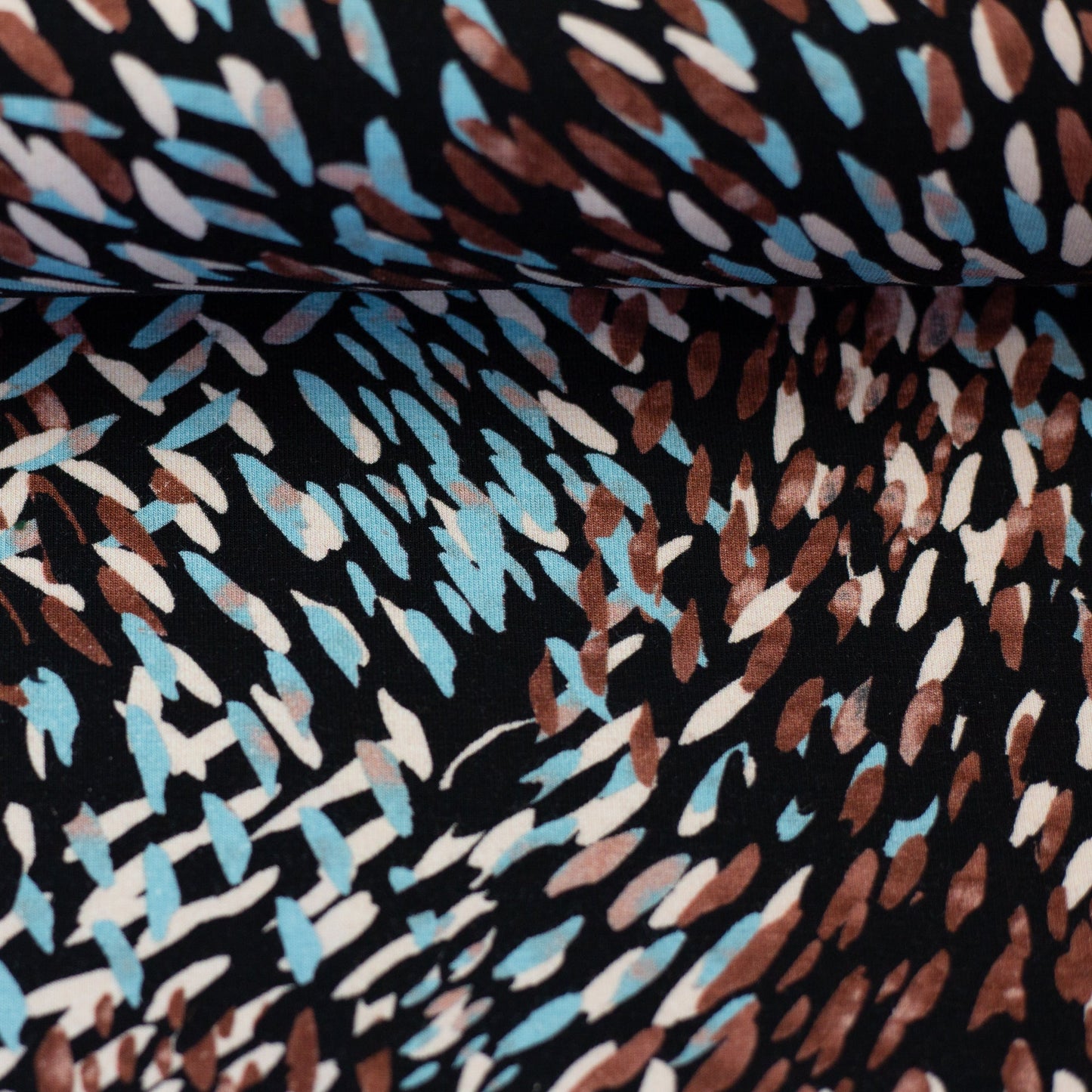 Image de jersey de coton à motif abstrait à pois 200 g/m² – disponible chez Šarlotes audumi