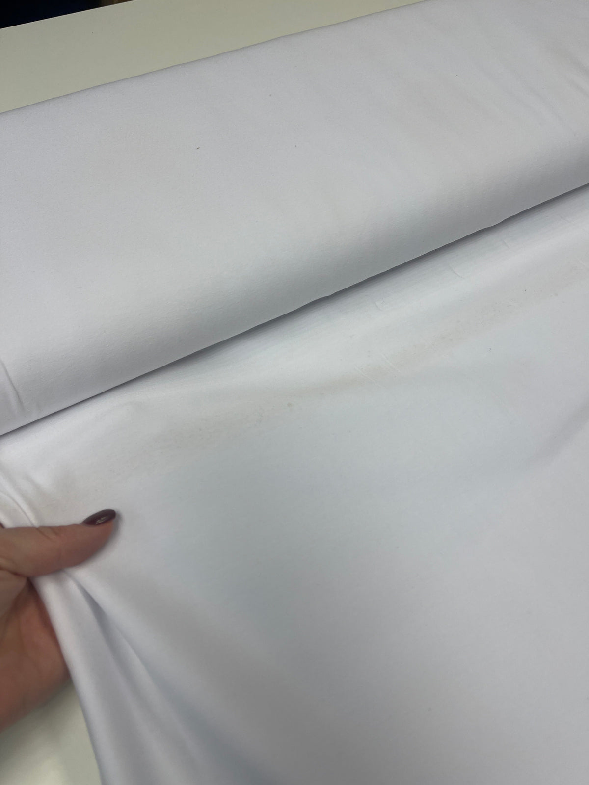Image de jersey en coton avec défaut, blanc – disponible en ligne chez Šarlotes audumi