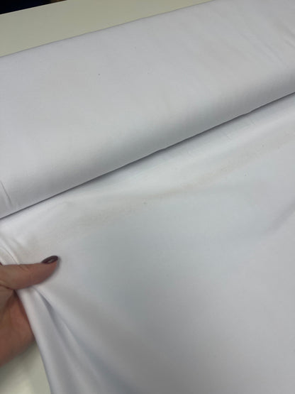 Image de jersey en coton avec défaut, blanc – disponible en ligne chez Šarlotes audumi