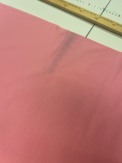 Image de jersey en coton avec défaut, rose – disponible en ligne chez Šarlotes audumi