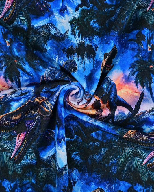 Image de jersey en coton, dinosaures sur fond bleu foncé – disponible en ligne chez Šarlotes audumi