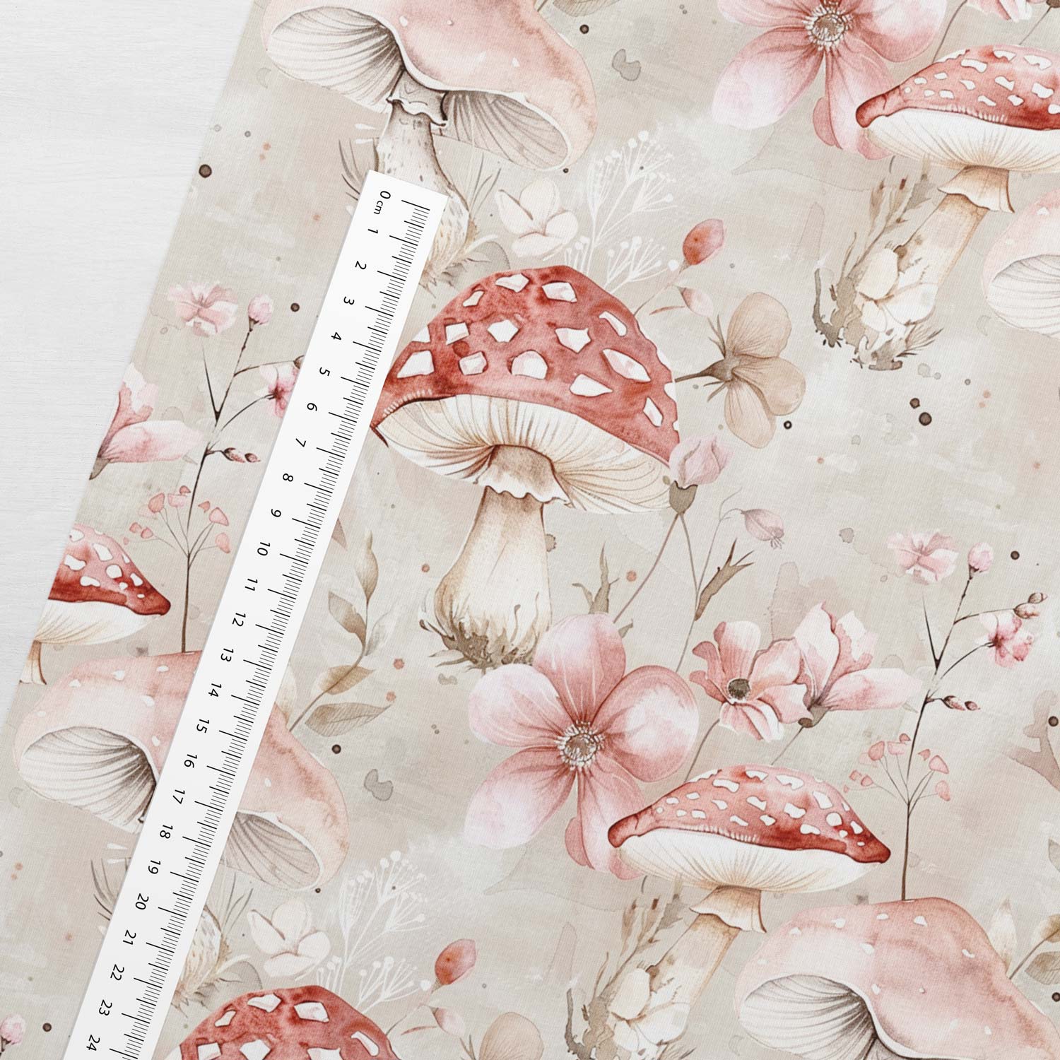 Image de jersey coton à motifs champignons et fleurs 200 g/m² – disponible chez Šarlotes audumi
