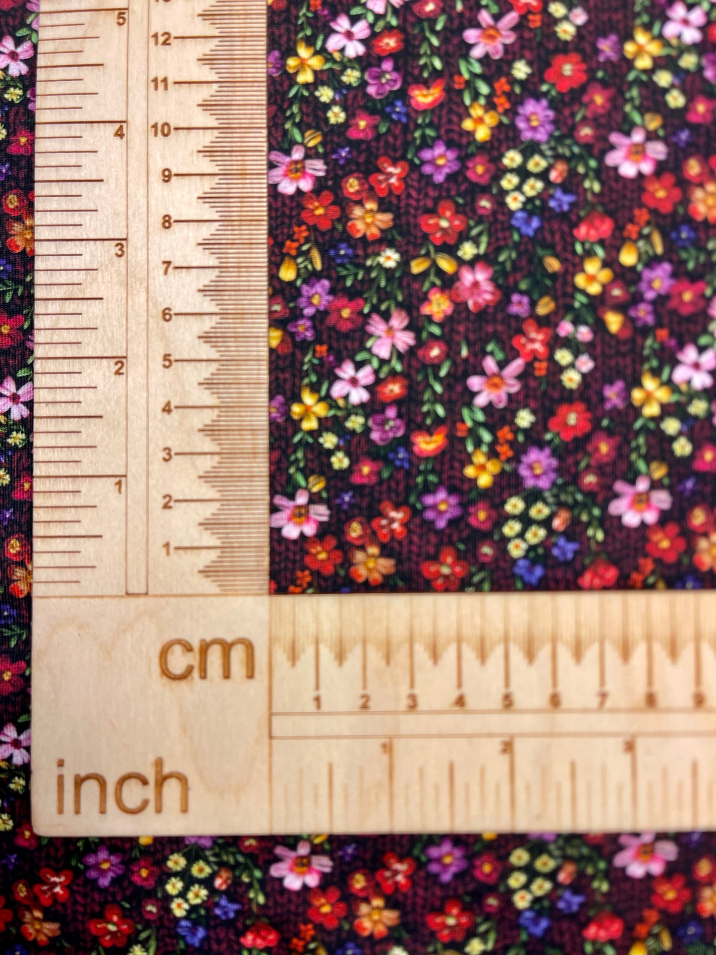 Jersey en coton - petites fleurs délicates sur fond à motif tricot 200 g/m²