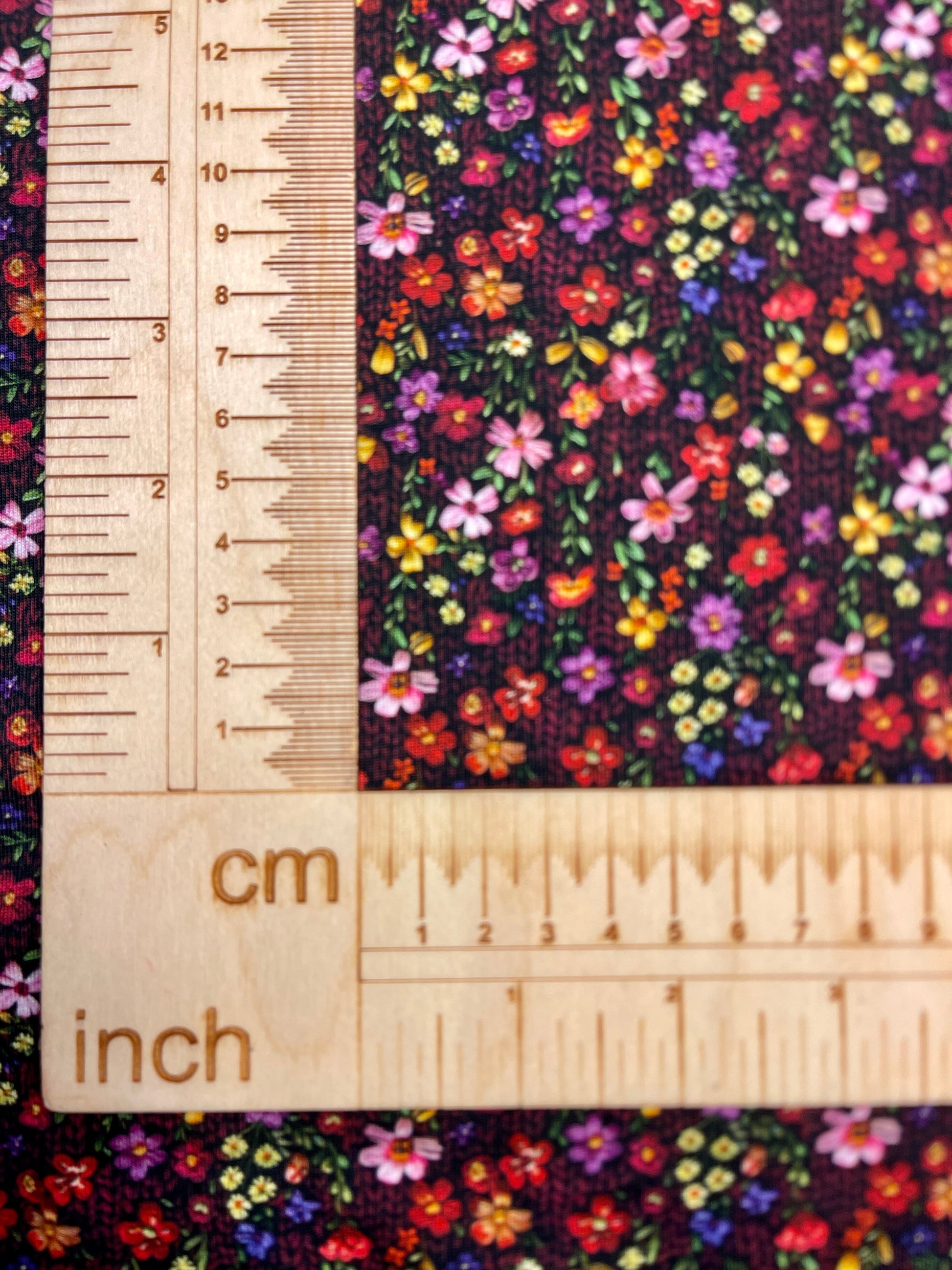 Jersey en coton - petites fleurs délicates sur fond à motif tricot 200 g/m²