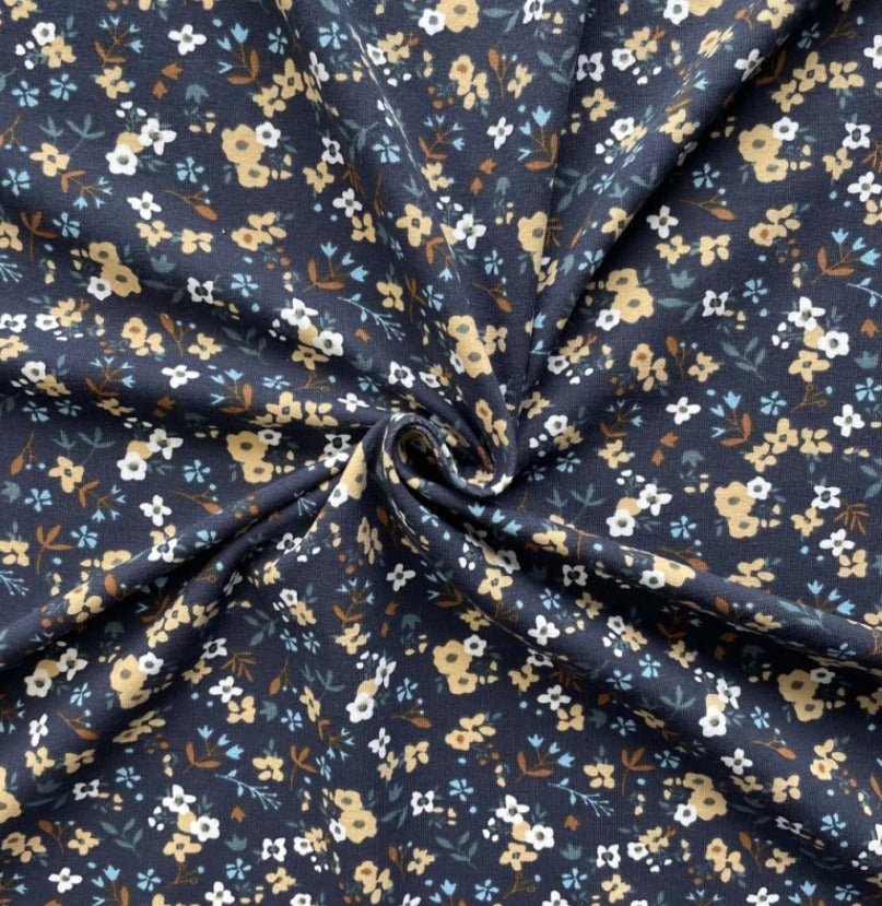 Image en jersey de coton - petites fleurs sur bleu foncé 200 g/m² – disponible chez Šarlotes audumi