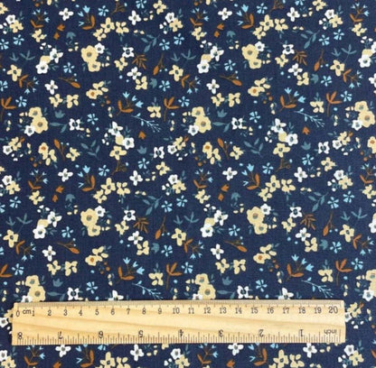Image de jersey en coton - petites fleurs sur fond bleu foncé 200 g/m² – disponible chez Šarlotes audumi