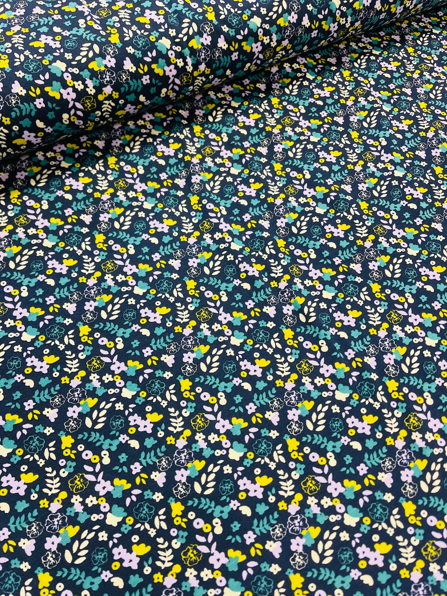 Cotton jersey - delicate little flowers on a dark blue background 220 g/m² (GOTS certified)