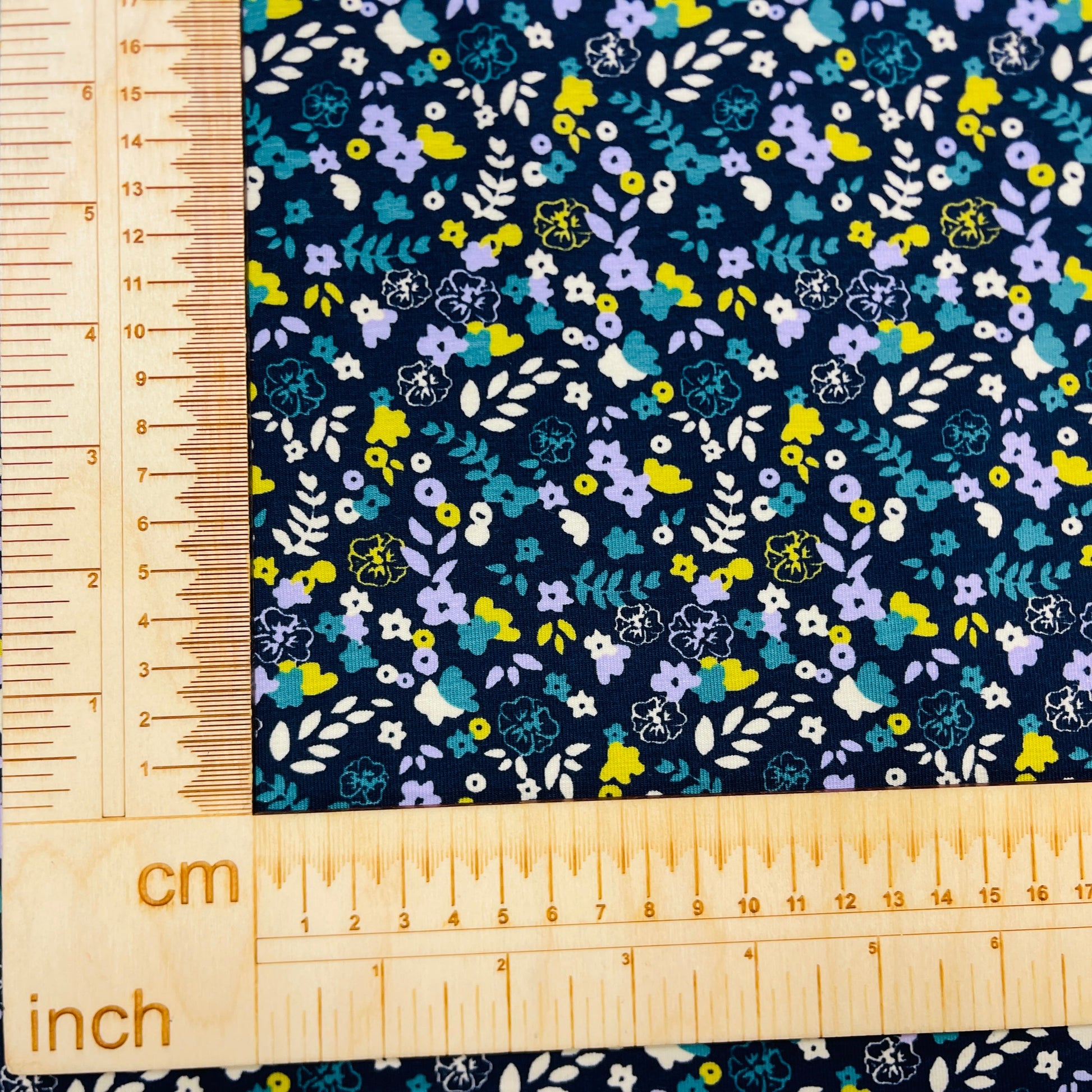alt
Cotton knit fabric - delicate little flowers on a dark blue background 220 g/m² (GOTS certified)