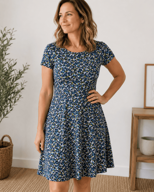 Image avec jersey de coton, petites fleurs délicates sur fond bleu foncé – disponible en ligne chez Šarlotes audumi