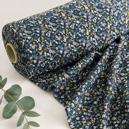 Image avec jersey de coton, petites fleurs délicates sur fond bleu foncé – disponible en ligne chez Šarlotes audumi
