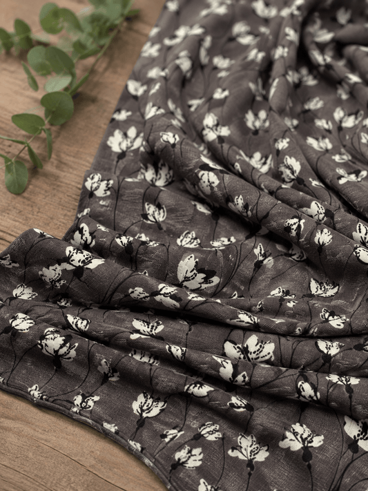 alt
Image with cotton knit floral pattern on a gray-brown background 210 g/m² – available online at Šarlotes audumi