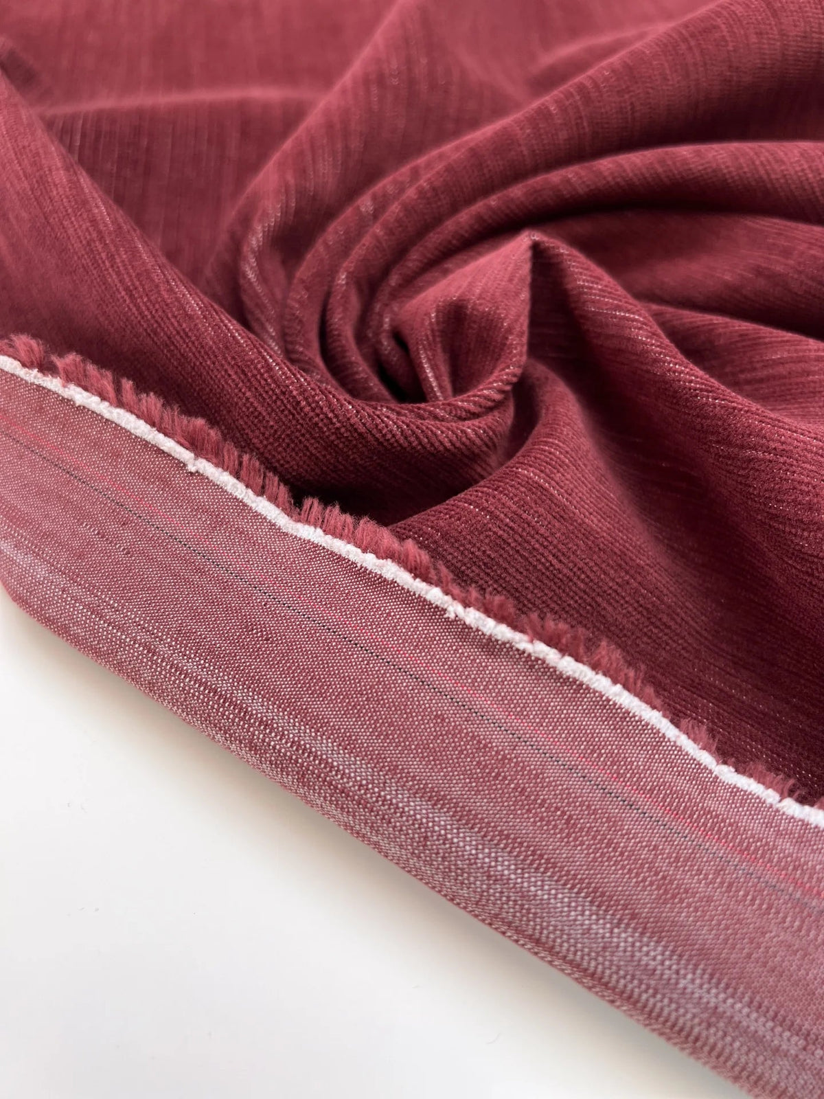 Image de tissu velours en coton avec élasthanne, rouge foncé – Italie – disponible en ligne chez Charlotte