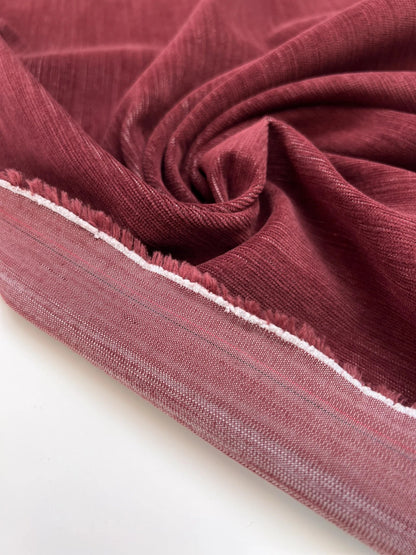 Image de tissu velours en coton avec élasthanne, rouge foncé – Italie – disponible en ligne chez Charlotte