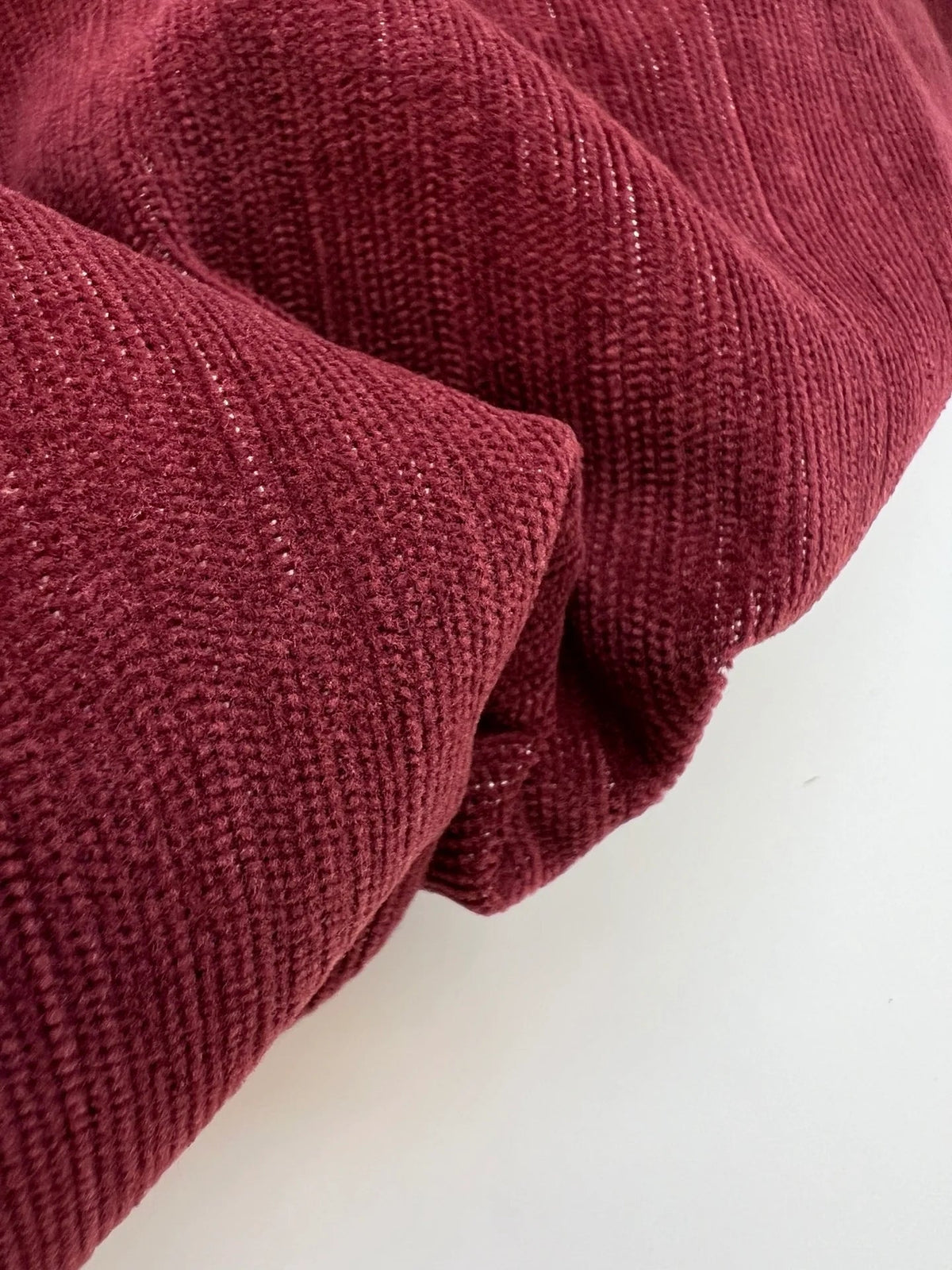 Image de tissu en velours de coton avec élasthanne, rouge foncé – Italie – disponible en ligne chez Šarlotes audumi