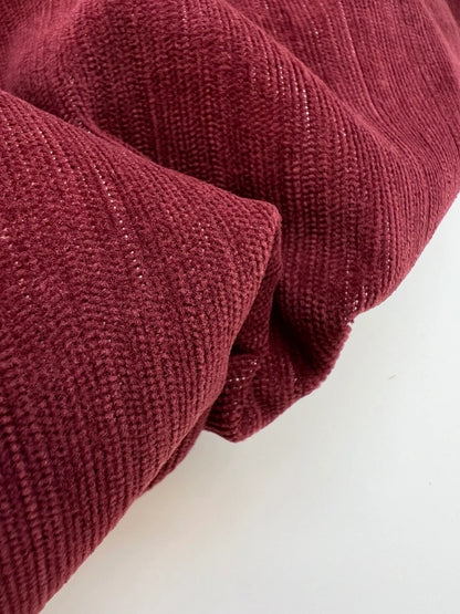 Image de tissu en velours de coton avec élasthanne, rouge foncé – Italie – disponible en ligne chez Šarlotes audumi
