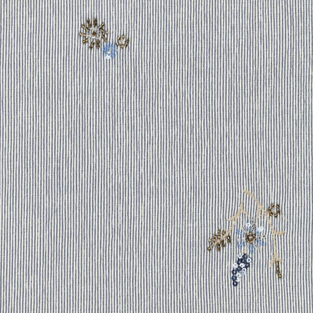 Image du tissu pour chemise avec élasthanne - bleu rayé avec perles brodées 135 g/m² – disponible chez Šarlotes audumi