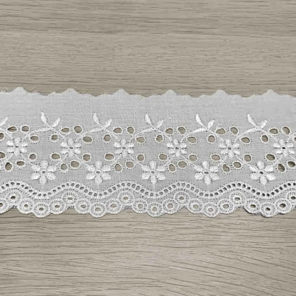 Bande de dentelle brodée couleur crème à motif floral et aspect satiné – 70 mm – disponible en ligne chez Tissus Charlotte
