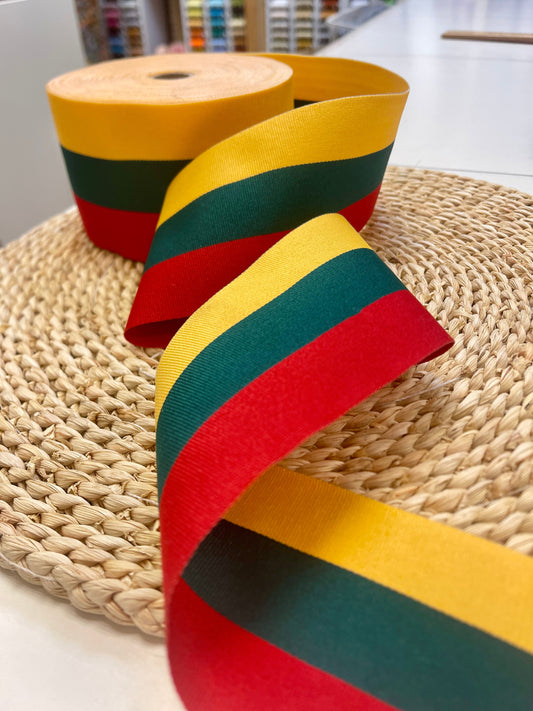Image d’un ruban aux couleurs du drapeau lituanien, 8 cm de large – disponible en ligne chez Šarlotes audumi