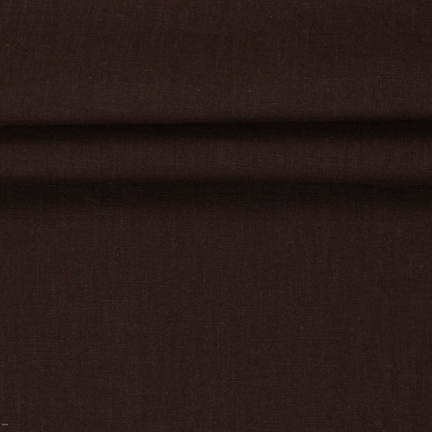 Image du tissu en lin – chocolat noir 235 g/m² – disponible chez Šarlotes audumi