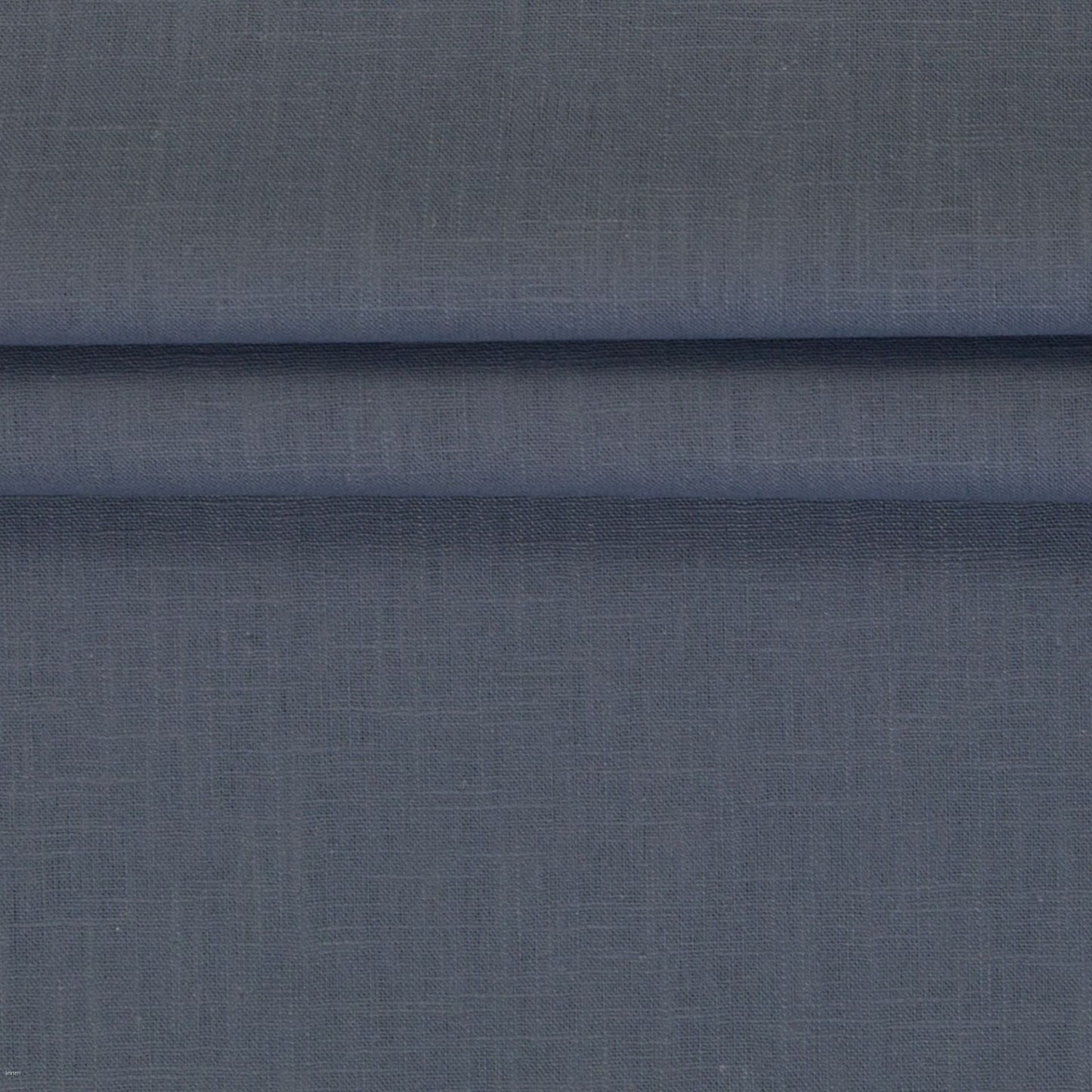 Image de tissu en lin bleu-gris 235 g/m² – disponible chez Šarlotes audumi