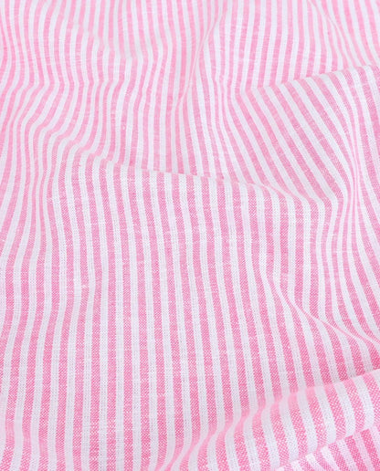Image du tissu en lin et coton à lignes roses 155 g/m² – disponible chez Šarlotes audumi