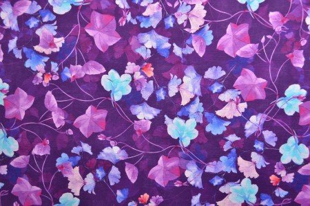 Attēls ar Lins ar kokvilnu - lapas uz purpura toņa fona 170 g/m² – pieejams Šarlotes audumi