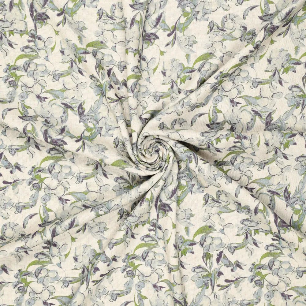 Image de lin avec viscose – motif de feuilles bleu-vert 120 g/m² – disponible chez Šarlotes audumi