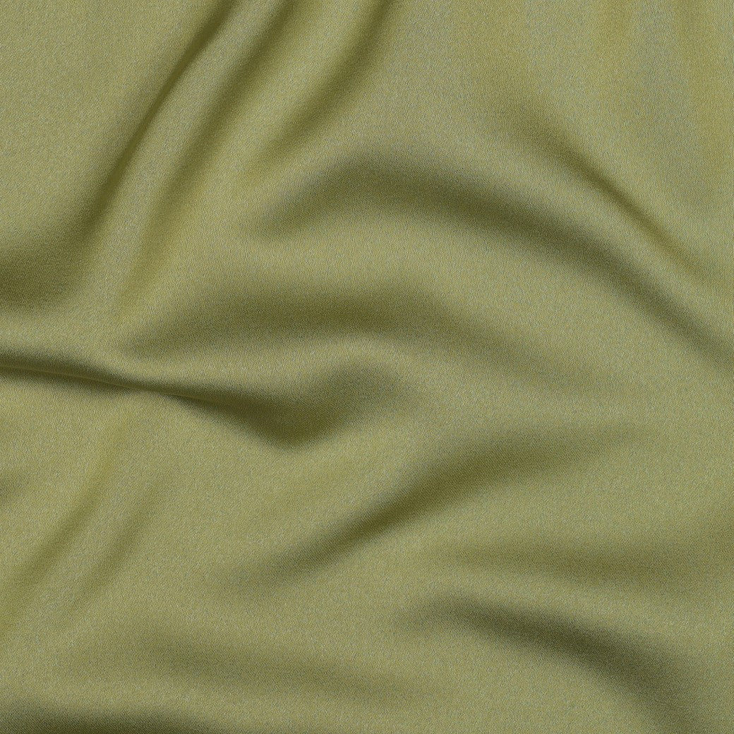 Image de tissu effet soie - olive 140 g/m² – disponible chez Šarlotes audumi
