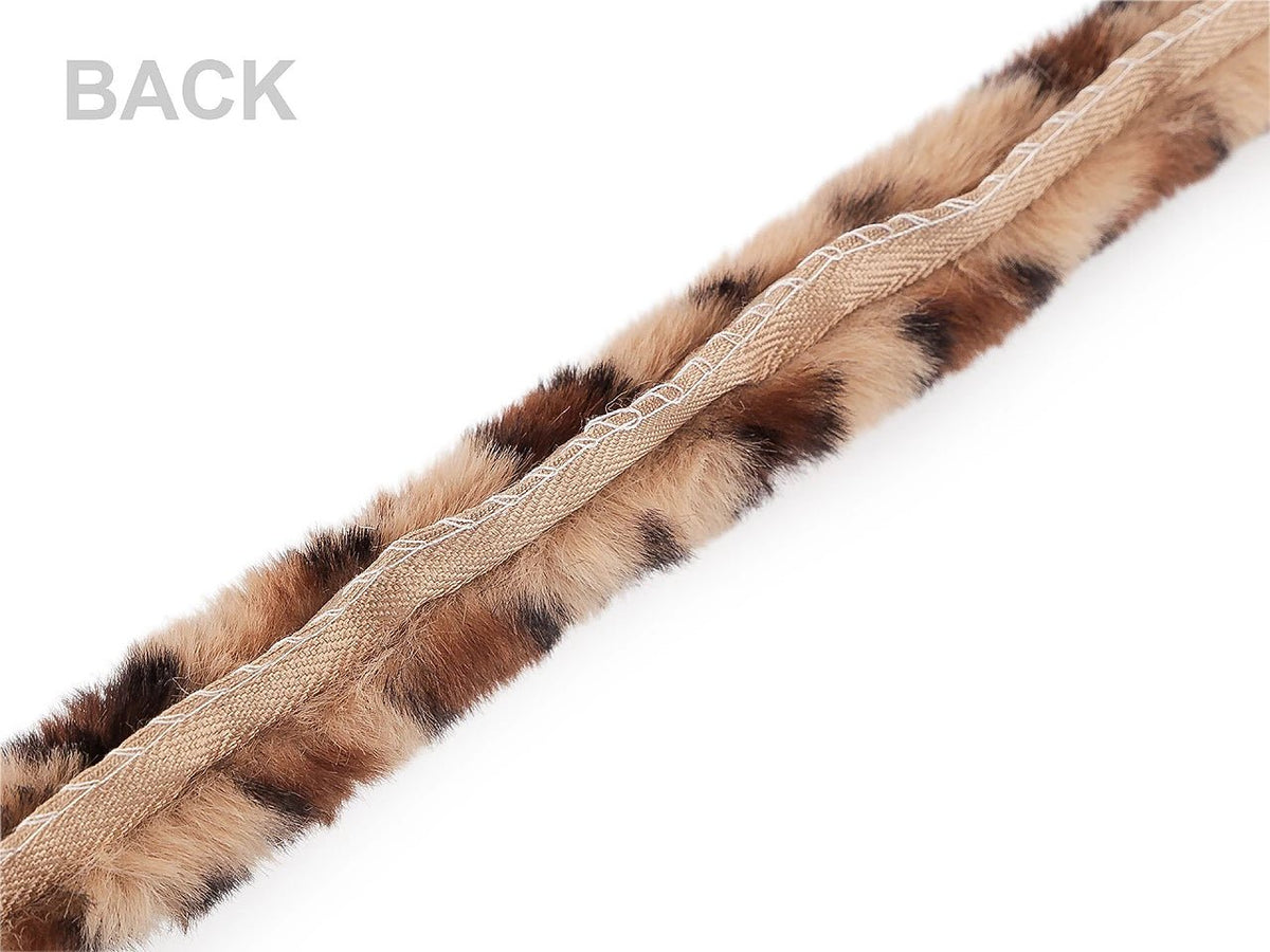 txt
Ruban en fausse fourrure à motif animal – 2,5 cm, 1 mètre – disponible en ligne chez Tissus Charlotte