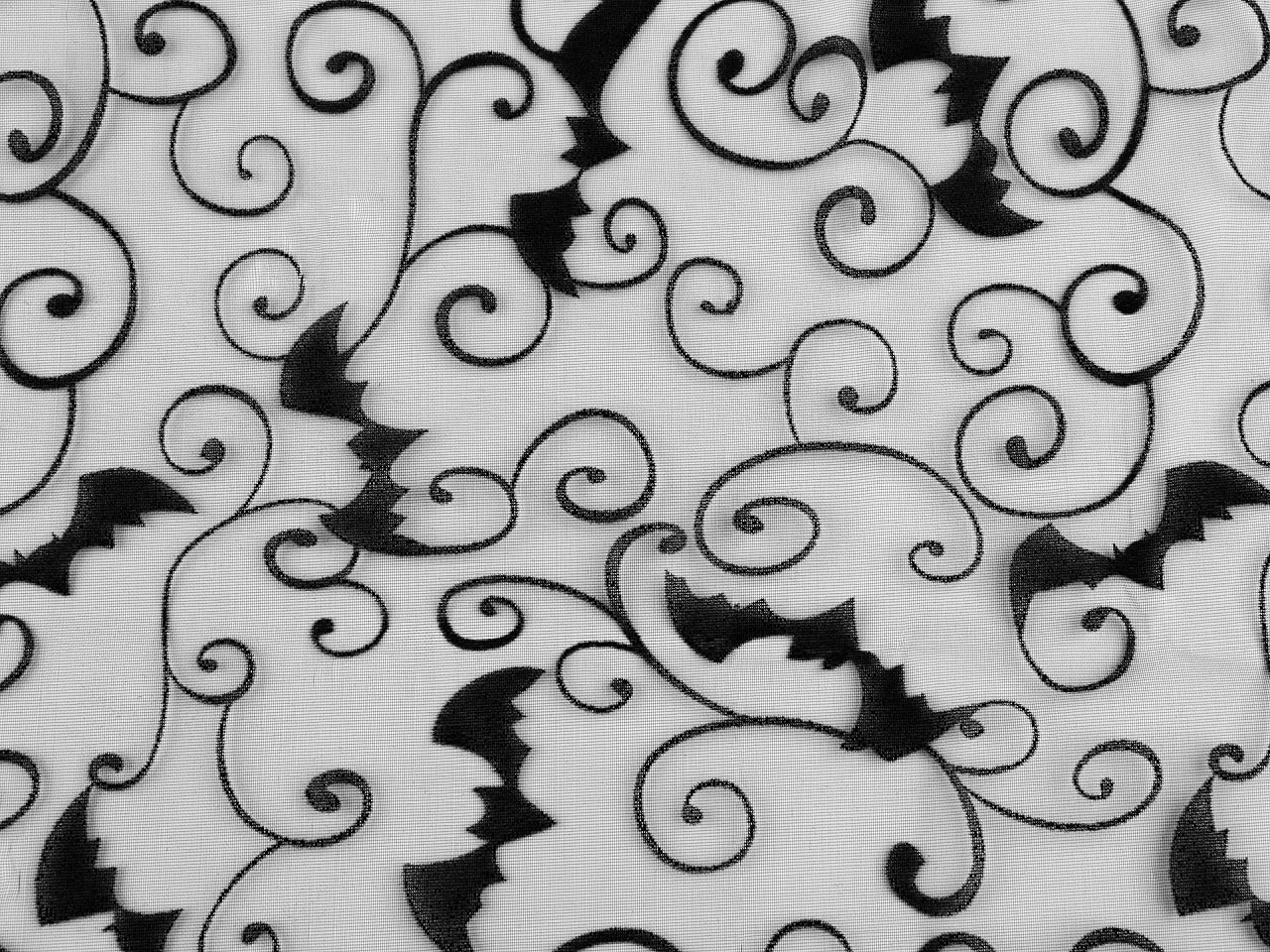 Image d’organza noir avec décorations d’Halloween chauves-souris – disponible en ligne chez Tissus Charlotte