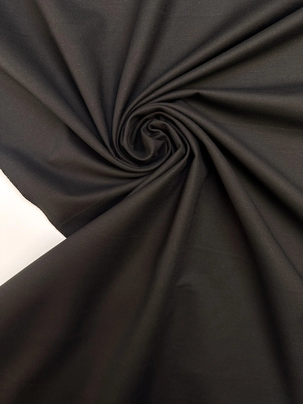 Tissu de costume en coton noir avec élasthanne et effet moiré – Italie – disponible en ligne chez Tissus Charlotte