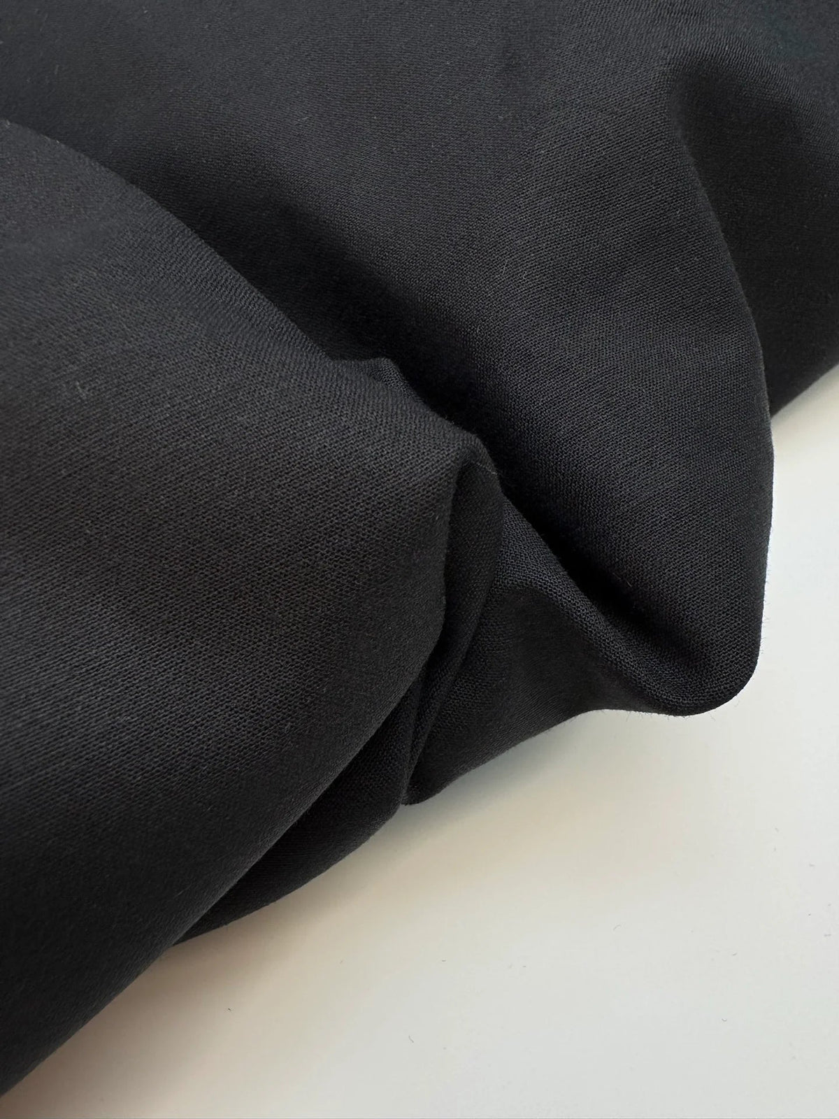alt
Image d’un tissu de costume noir en coton avec élasthanne et effet moiré – Italie – disponible en ligne chez Šarlotes audumi