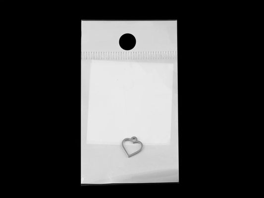 Image d’un pendentif en métal en forme de cœur, en différentes teintes, disponible chez Šarlotes audumi