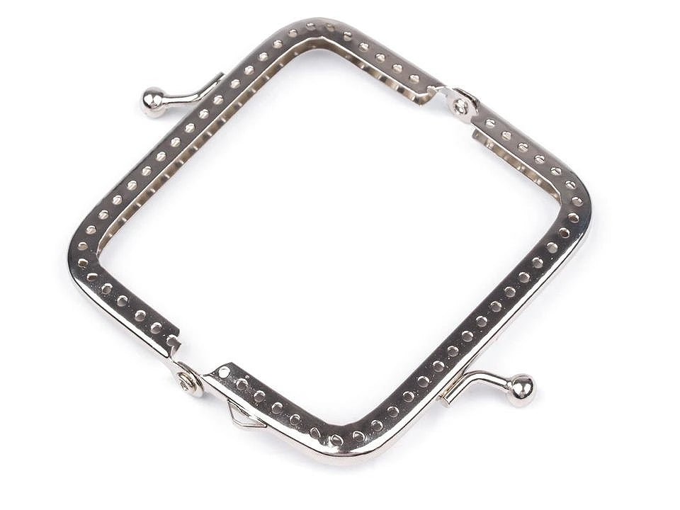 txt
Image avec cadre métallique pour pochette à coudre 7,5 × 8 cm – disponible chez Šarlotes audumi