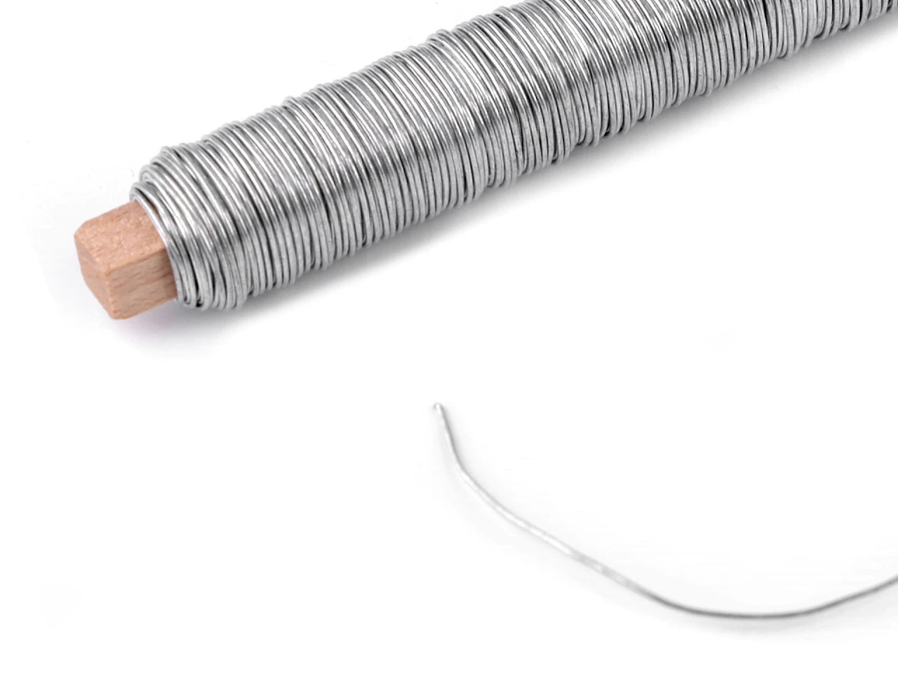 Image avec fil métallique Ø0,65 mm – 100 g – disponible chez Šarlotes audumi