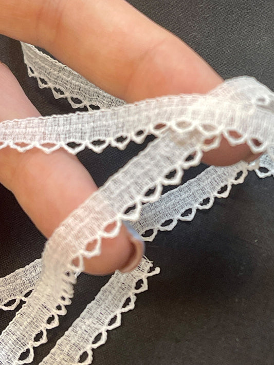 Image de dentelle blanche 1 cm – disponible en ligne chez Šarlotes audumi