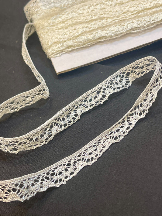 Image avec dentelle 1,3 cm champagne – disponible en ligne chez Šarlotes audumi