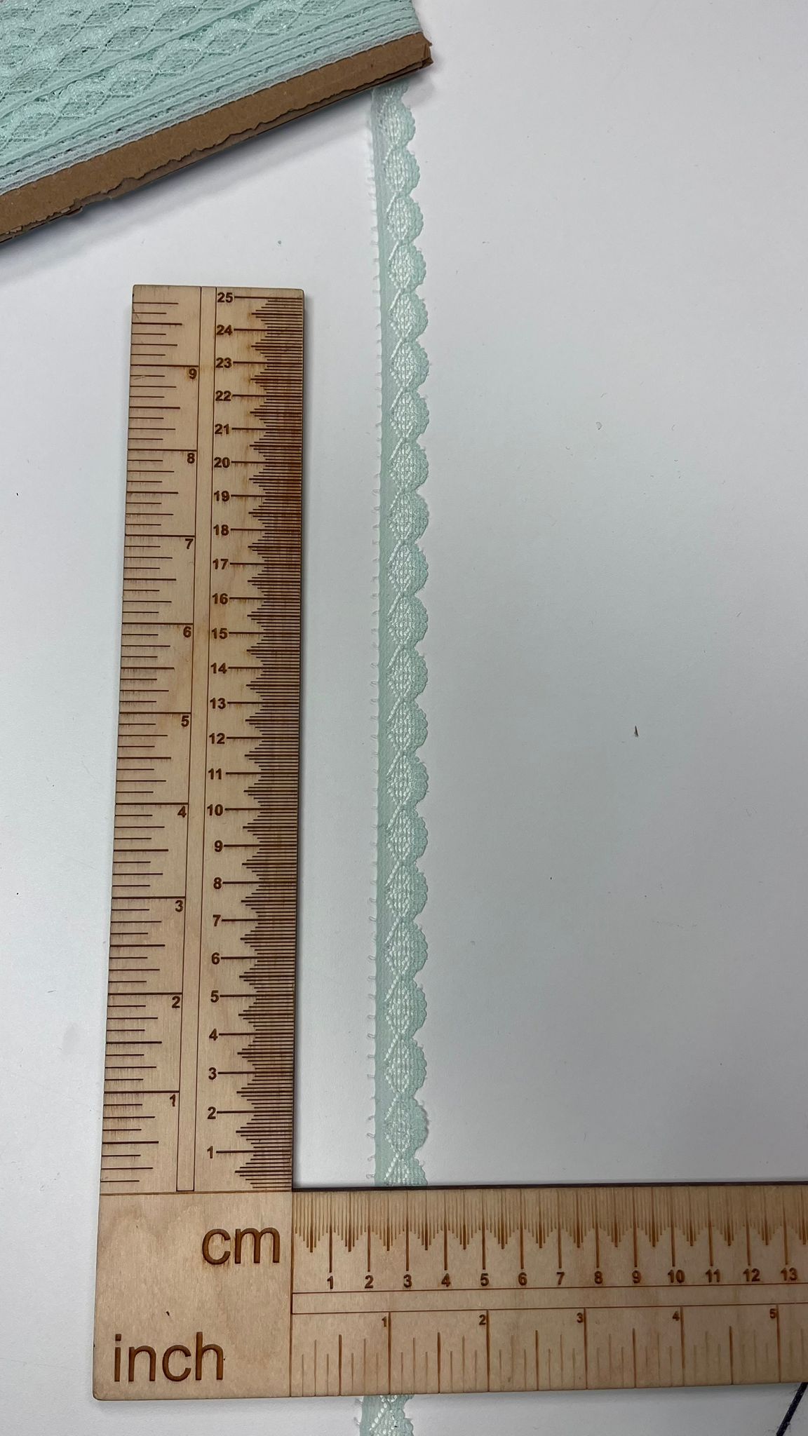 Image avec dentelle 1,4 cm, menthe claire – disponible en ligne chez Šarlotes audumi