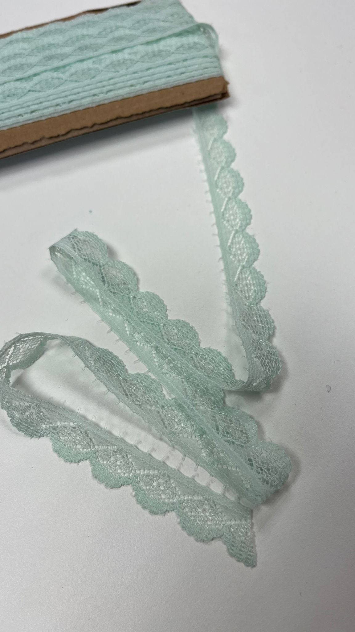 Image avec dentelle 1,4 cm, menthe claire – disponible en ligne chez Šarlotes audumi