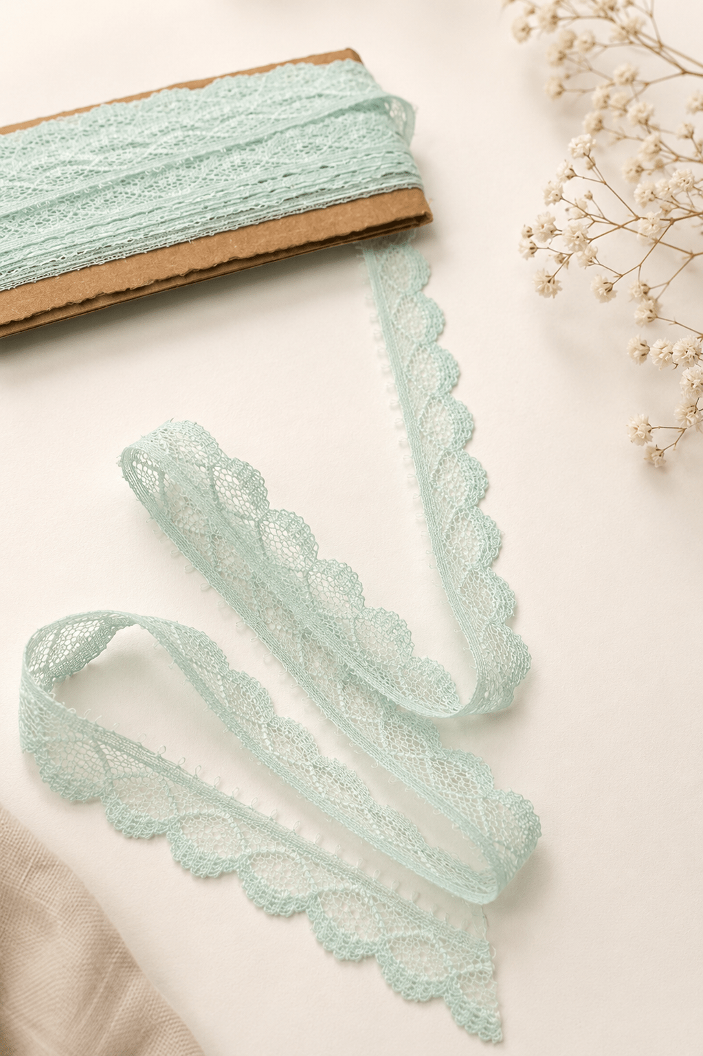 Image avec dentelle 1,4 cm, menthe claire – disponible en ligne chez Šarlotes audumi