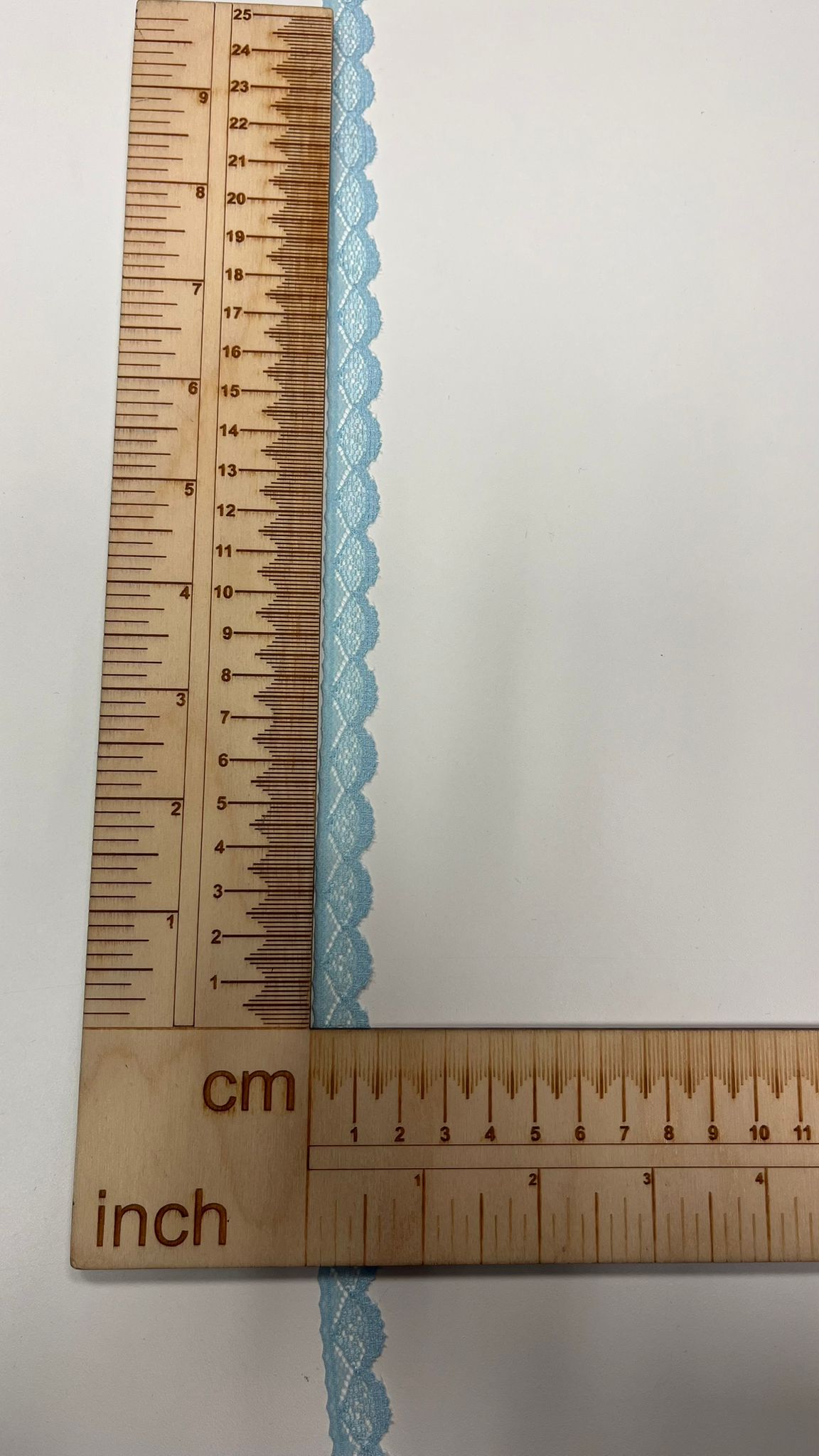 Image avec dentelle 1,4 cm bleu clair – disponible en ligne chez Šarlotes audumi