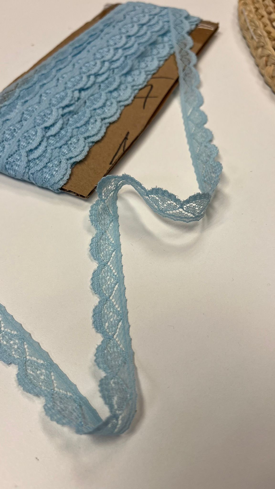 Image avec dentelle 1,4 cm bleu clair – disponible en ligne chez Šarlotes audumi