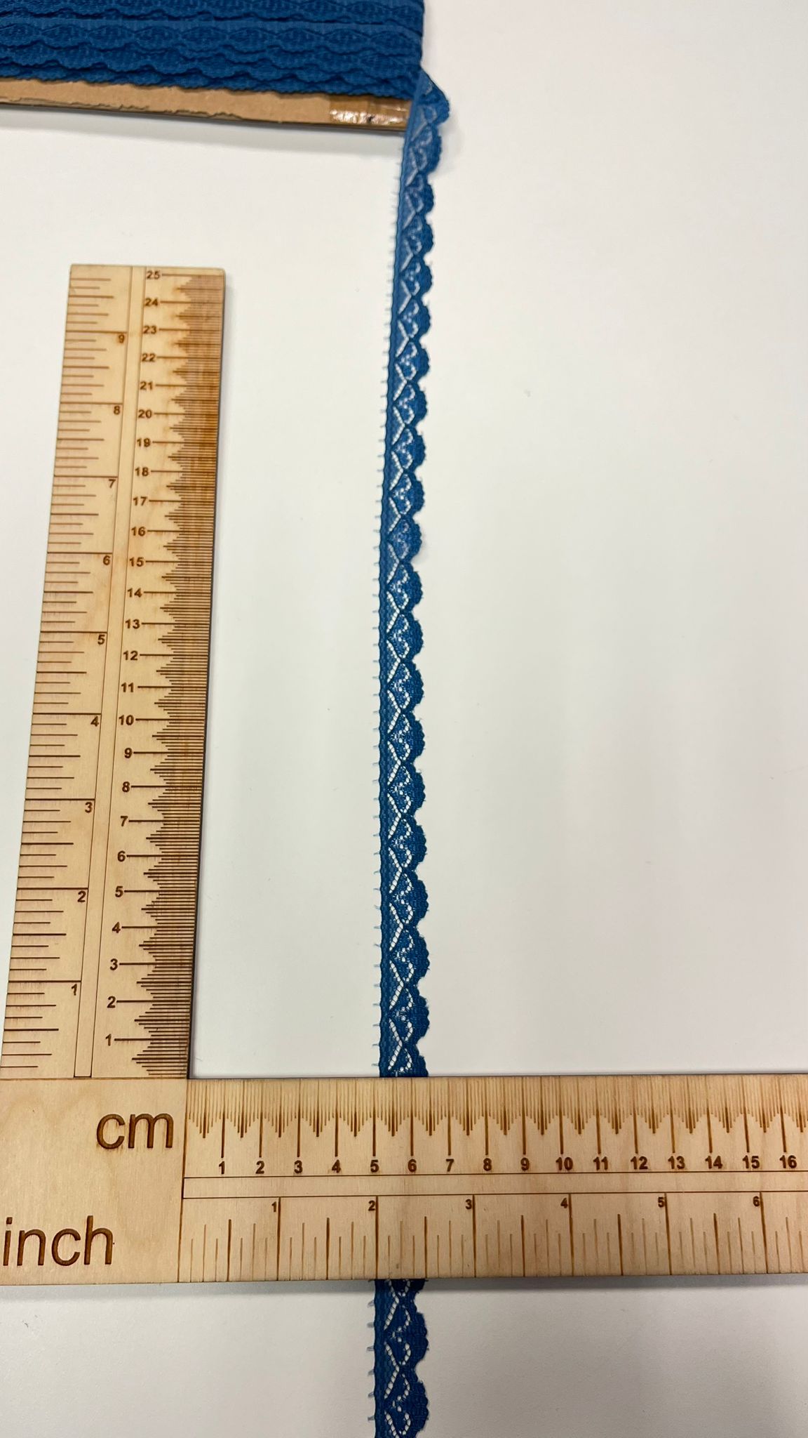 Image avec dentelle 1,4 cm bleu myosotis – disponible en ligne chez Šarlotes audumi