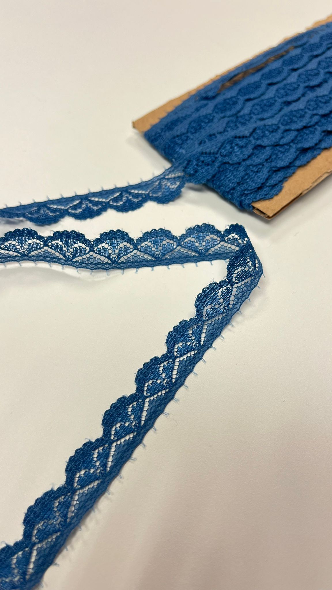 Image avec dentelle 1,4 cm bleu myosotis – disponible en ligne chez Šarlotes audumi